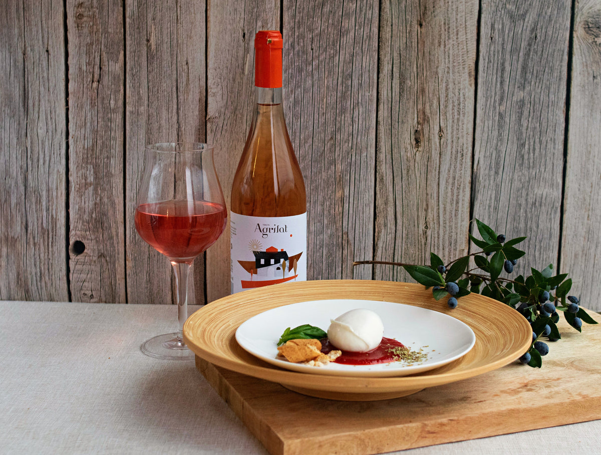 Mozzarella di Bufala Campana DOP Tenuta Agrilat servita con passata di pomodoro e vino rosato