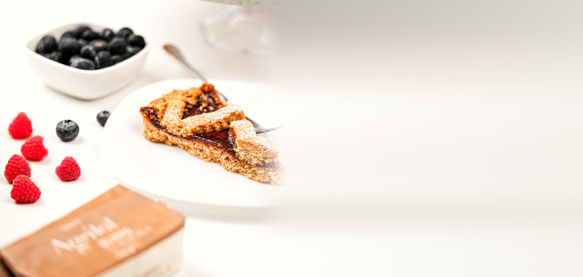 Fetta di crostata ai frutti di bosco