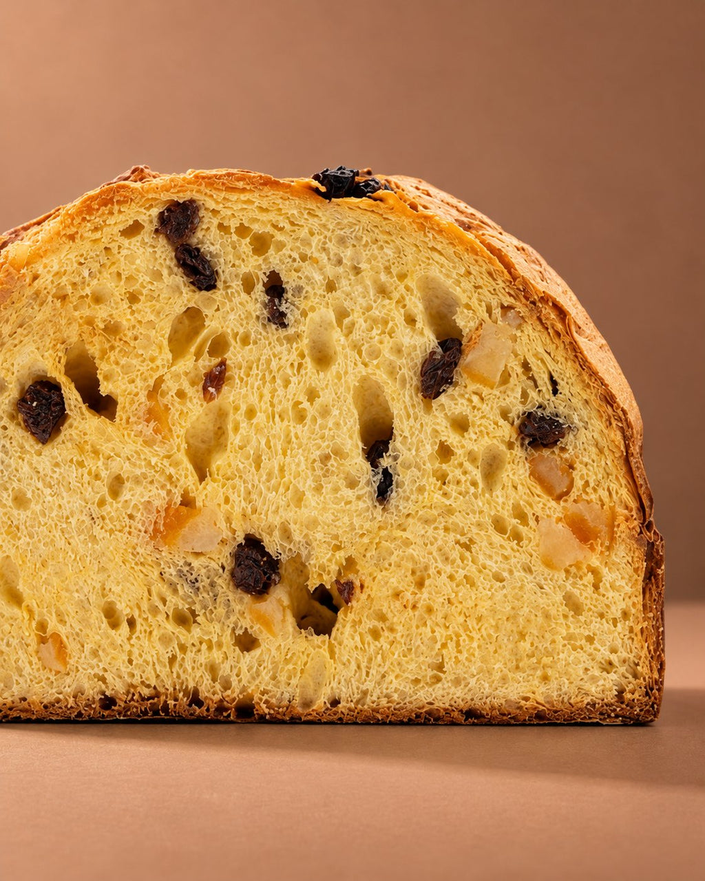 Panettone artigianale classico 1 kg con burro di bufala Tenuta Agrilat - la sezione, alveolatura e crema