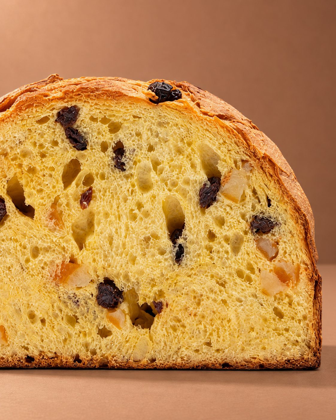 Panettone artigianale classico 3 kg con burro di bufala Tenuta Agrilat - la sezione, alveolatura e crema
