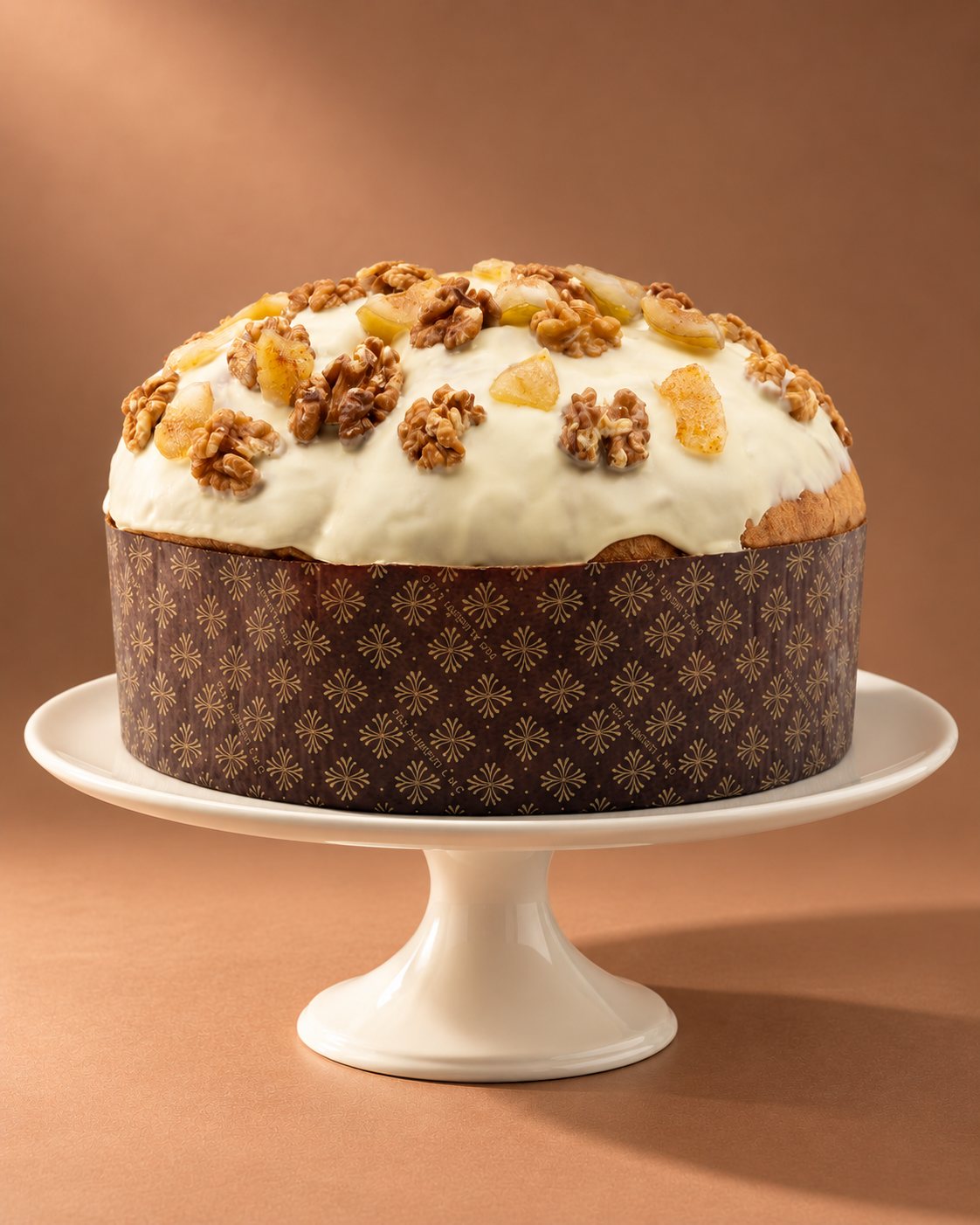 Panettone artigianale fichi e noci con burro di bufala Tenuta Agrilat intero su alzata