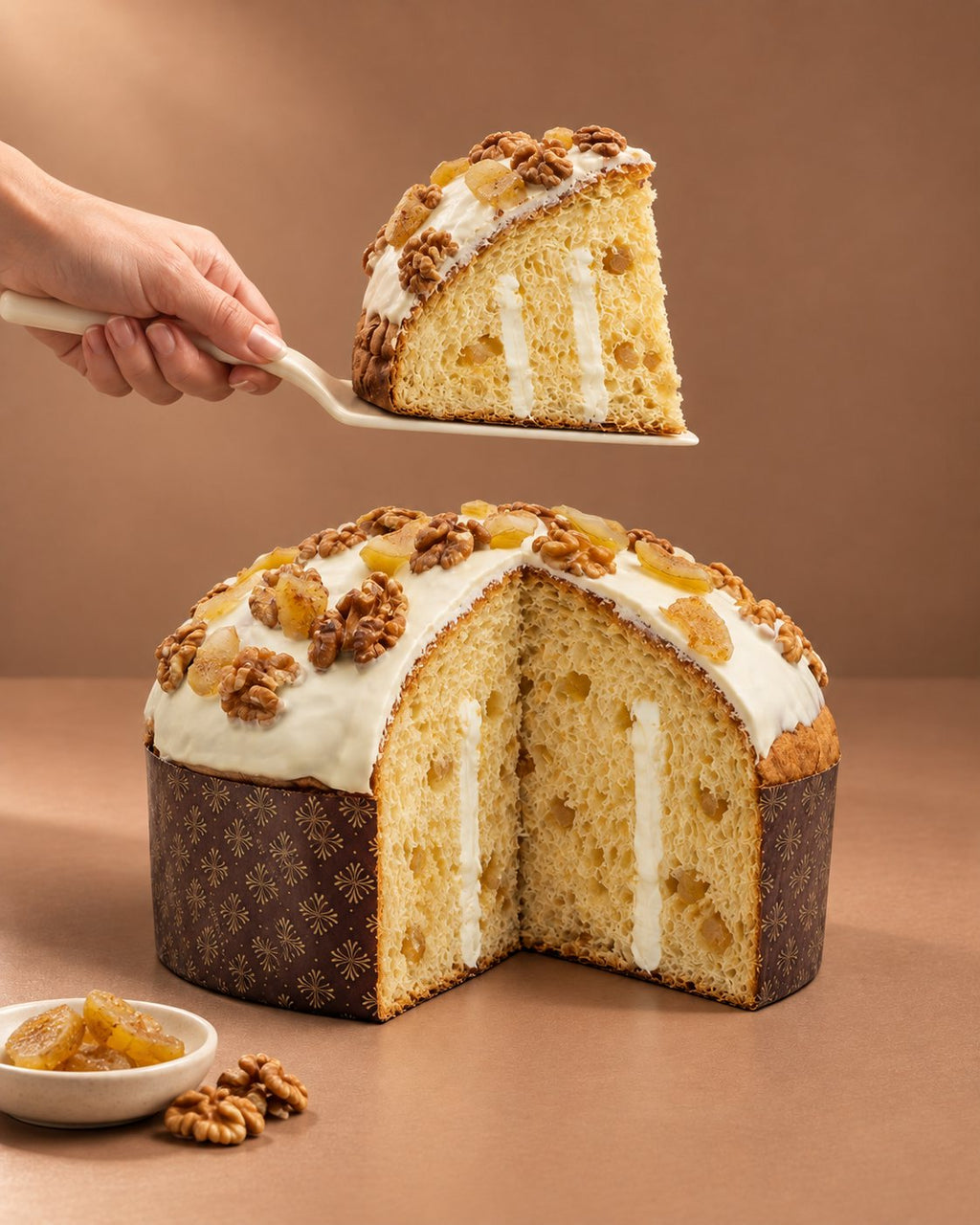 Panettone artigianale fichi e noci con burro di bufala Tenuta Agrilat - la fetta con gli ingredienti