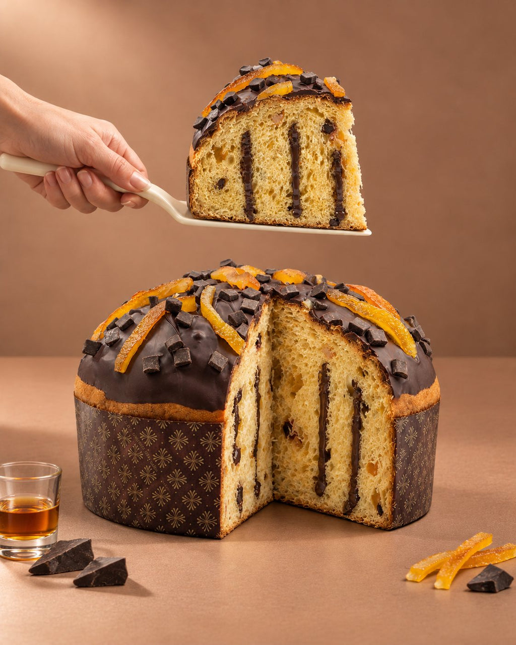 Panettone artigianale fondente arancia e rum con burro di bufala Tenuta Agrilat - la fetta con gli ingredienti