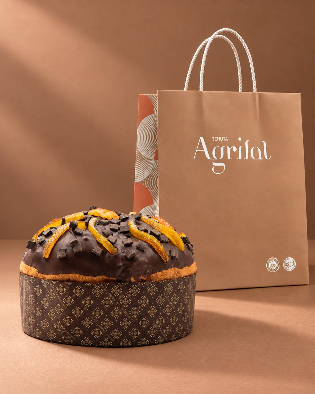 Panettone artigianale fondente arancia e rum con burro di bufala Tenuta Agrilat con la shopper Tenuta Agrilat