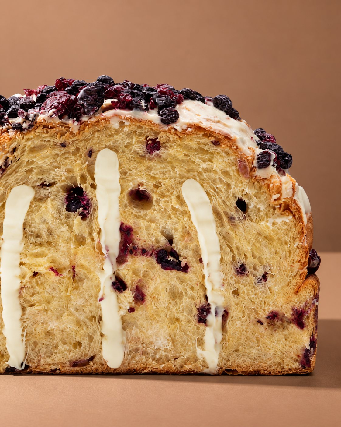 Panettone artigianale ai frutti di bosco con burro di bufala Tenuta Agrilat - la sezione, alveolatura e crema