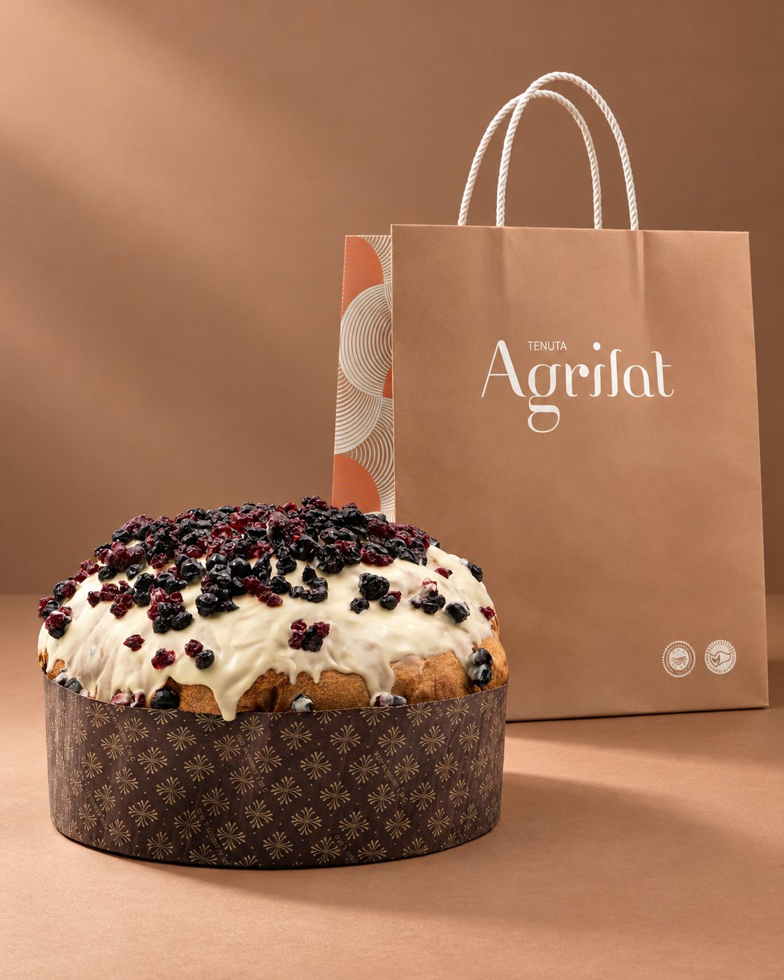 Panettone artigianale ai frutti di bosco con burro di bufala Tenuta Agrilat con la shopper Tenuta Agrilat