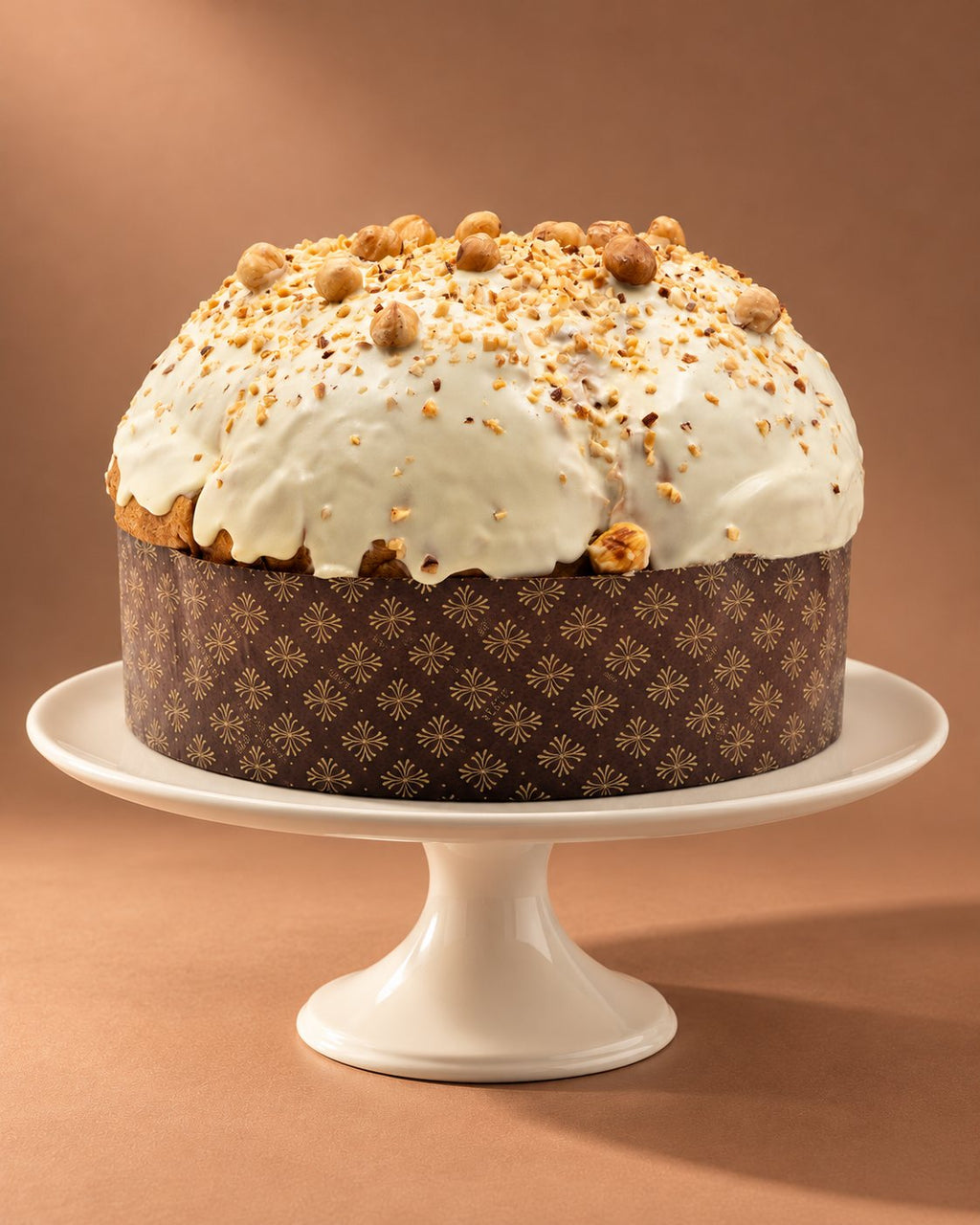 Panettone artigianale alla nocciola con burro di bufala Tenuta Agrilat intero su alzata