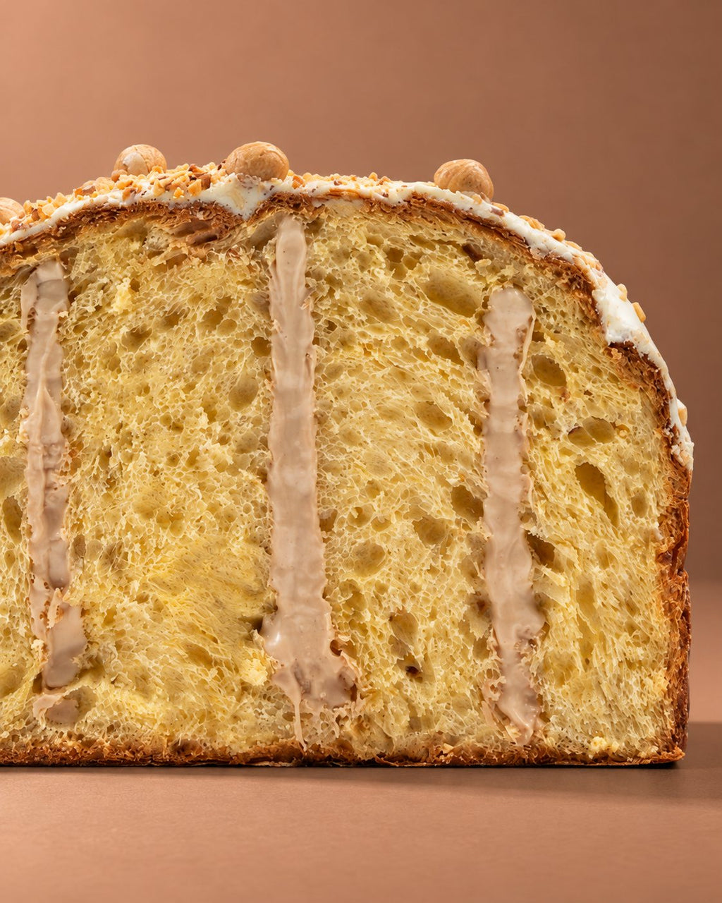 Panettone artigianale alla nocciola con burro di bufala Tenuta Agrilat - la sezione, alveolatura e crema