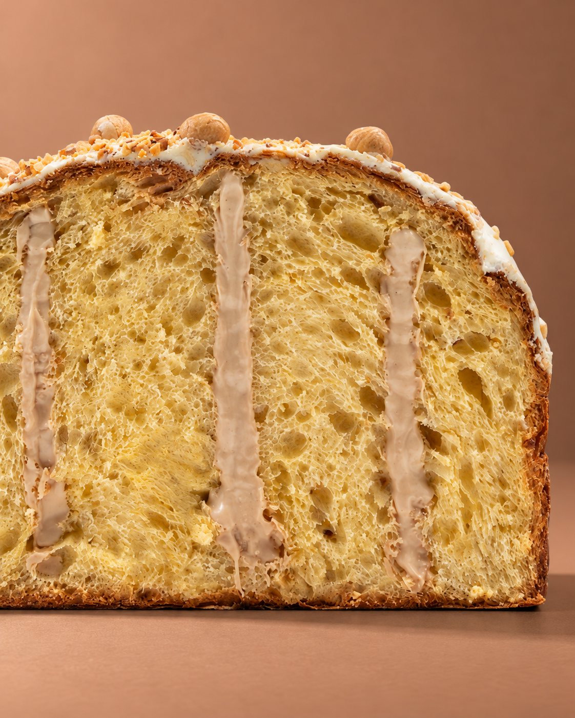 Panettone artigianale alla nocciola con burro di bufala Tenuta Agrilat - la sezione, alveolatura e crema