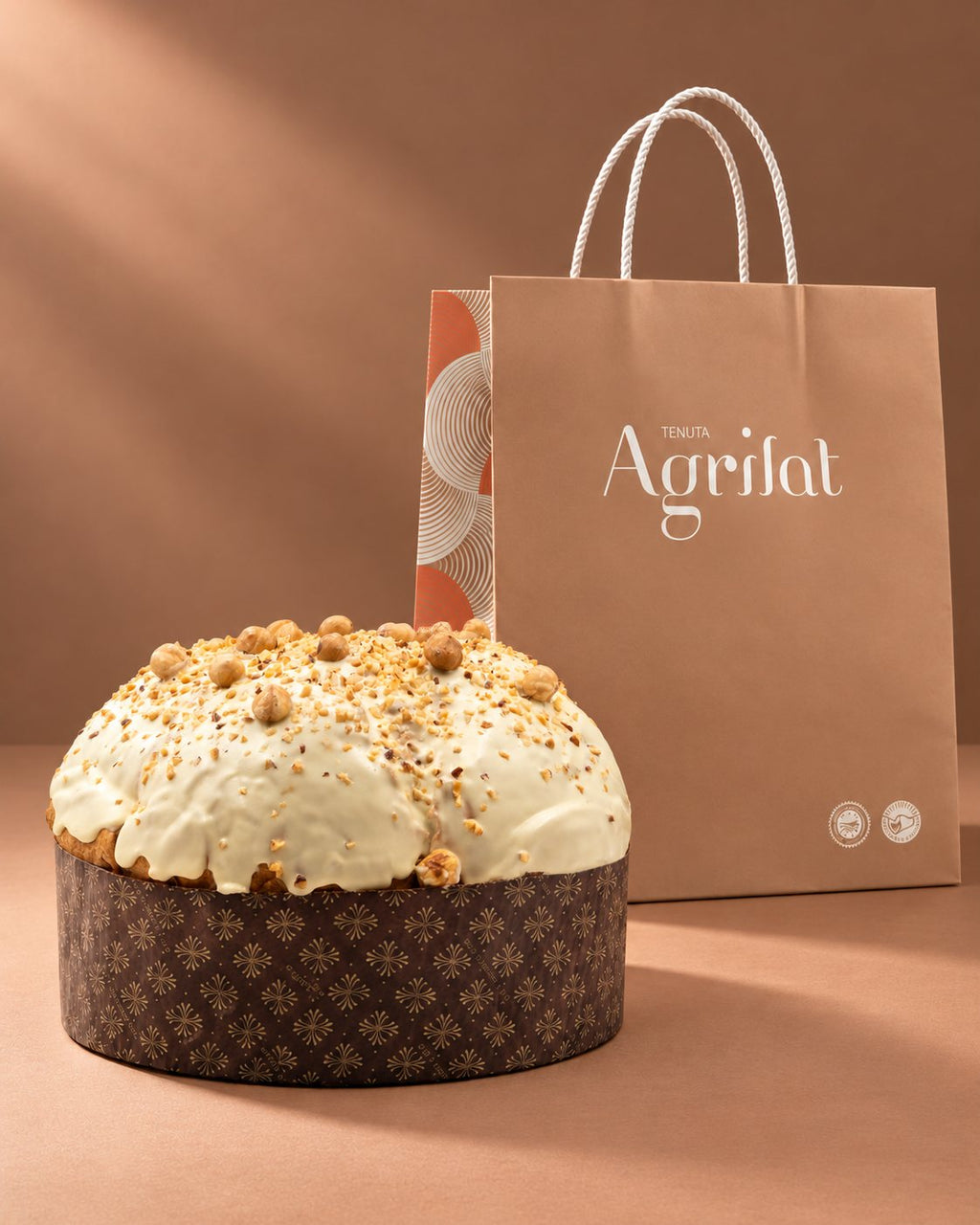Panettone artigianale alla nocciola con burro di bufala Tenuta Agrilat con la shopper Tenuta Agrilat