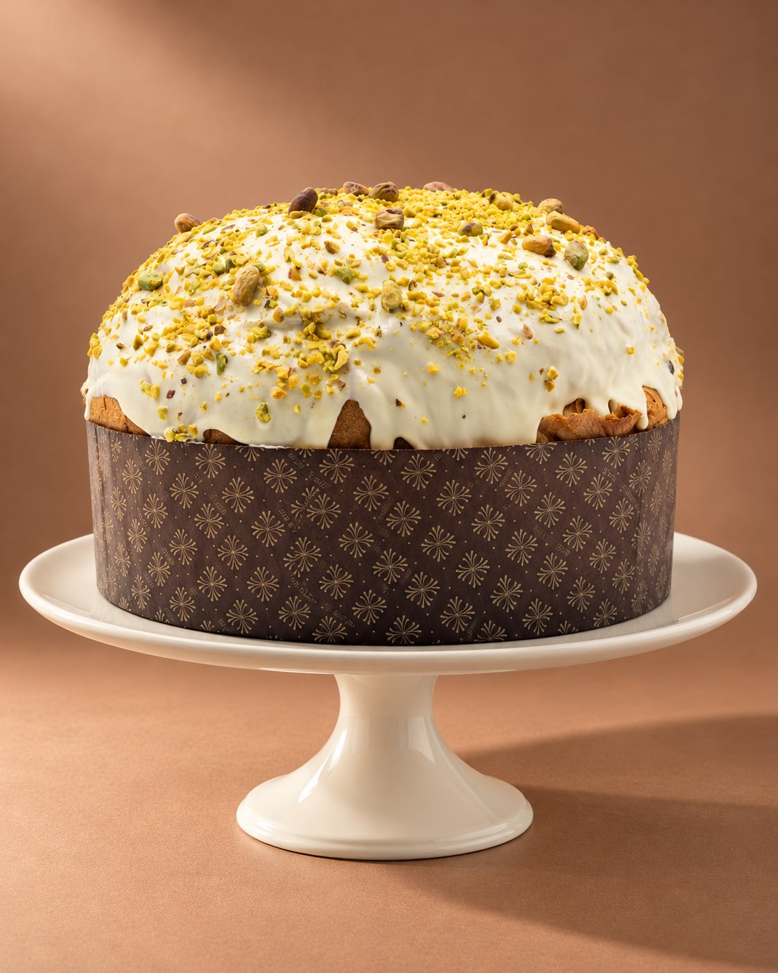 Panettone artigianale al pistacchio con burro di bufala Tenuta Agrilat intero su alzata