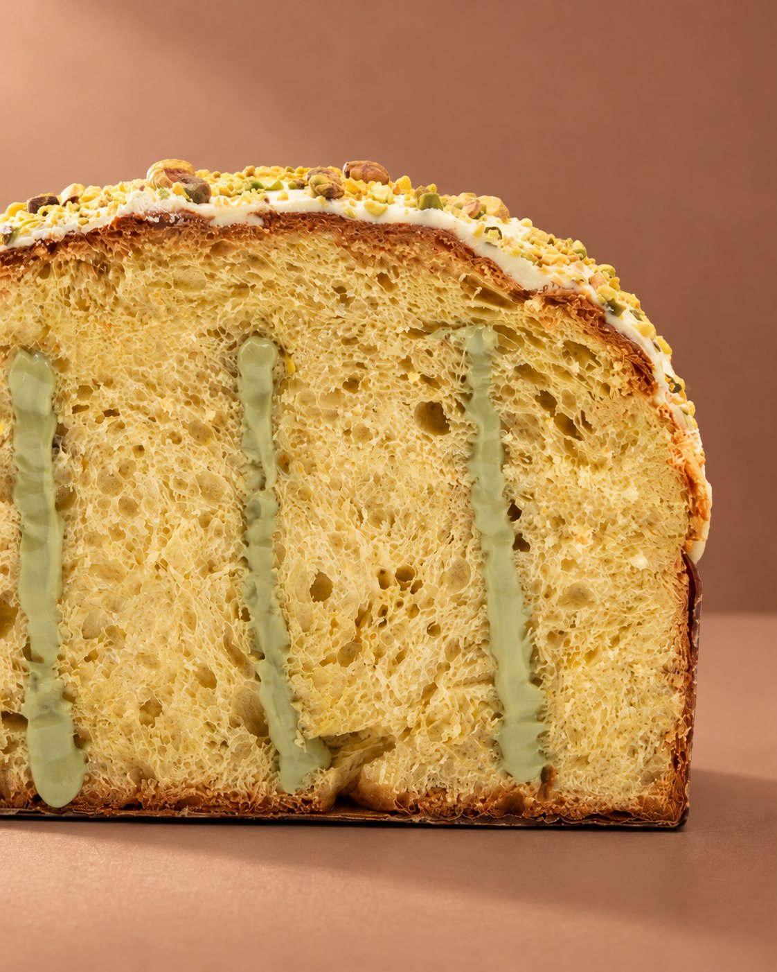 Panettone artigianale al pistacchio con burro di bufala Tenuta Agrilat - la sezione, alveolatura e crema