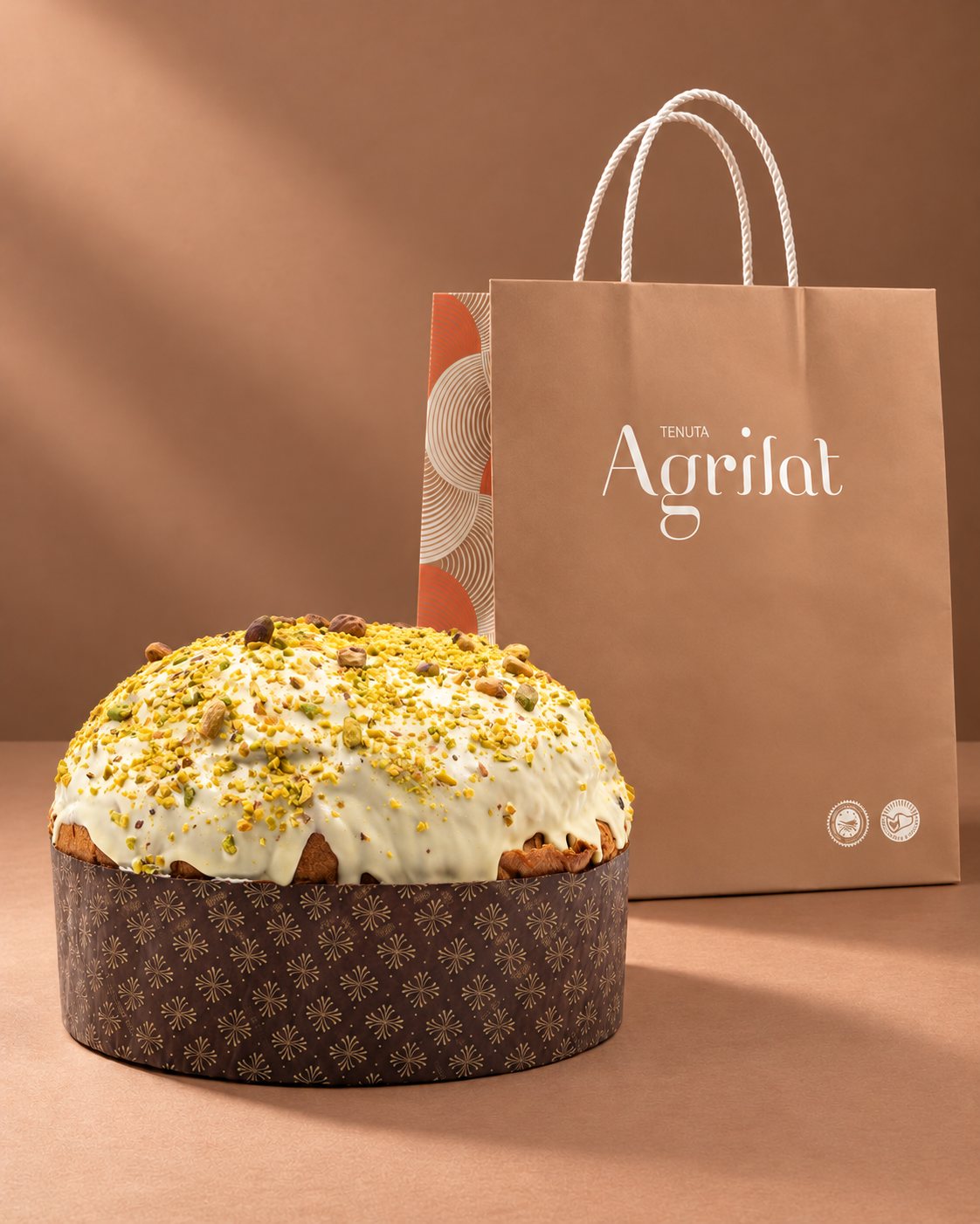 Panettone artigianale al pistacchio con burro di bufala Tenuta Agrilat con la shopper Tenuta Agrilat