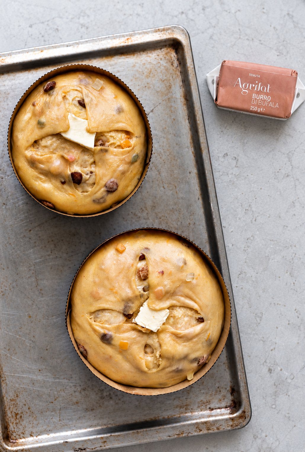 Impasti di panettone incisi a croce con la noce di burro di bufala e il panetto Tenuta Agrilat